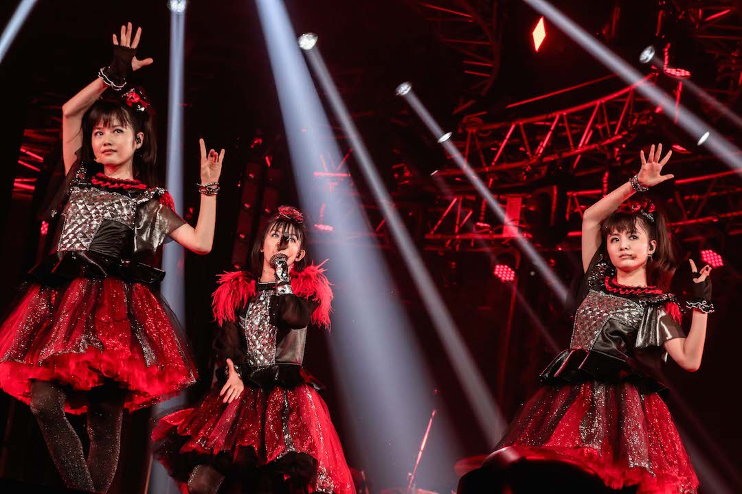 「BABYMETAL WORLD TOUR 2016 LEGEND -METAL RESISTANCE- BLACK NIGHT」の様子。（Photo by Taku Fujii）