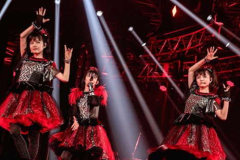 「BABYMETAL WORLD TOUR 2016 LEGEND -METAL RESISTANCE- BLACK NIGHT」の様子。（Photo by Taku Fujii）