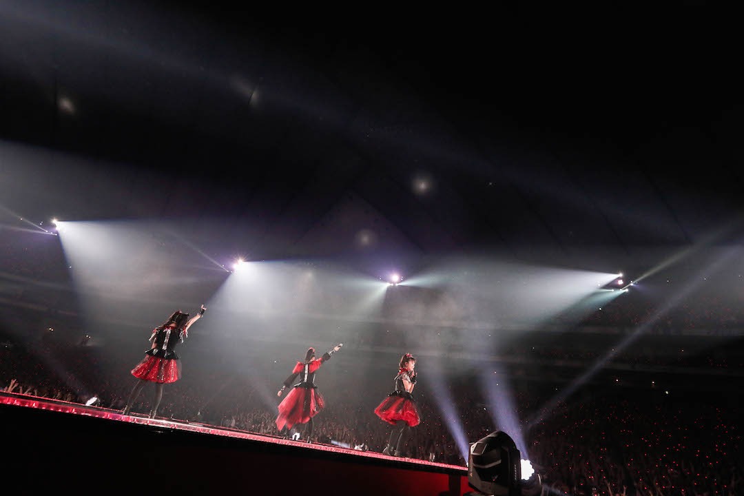 「BABYMETAL WORLD TOUR 2016 LEGEND -METAL RESISTANCE- BLACK NIGHT」の様子。（Photo by Taku Fujii）