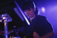 大澤実音穂（Dr）（Photo by Mitch Nakano）