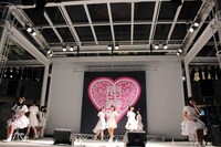 2016年9月21日にラゾーナ川崎で行われた私立恵比寿中学のフリーライブの様子。