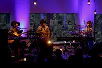 2015年12月に東京・STUDIO38で行われたアコースティックライブの様子。（Photo by Hajime Kamiiisaka）