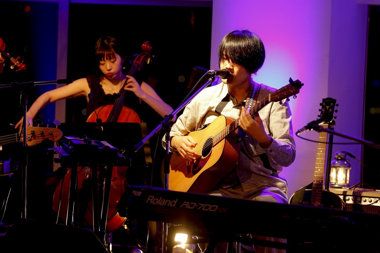 2015年12月に東京・STUDIO38で行われたアコースティックライブの様子。（Photo by Hajime Kamiiisaka）
