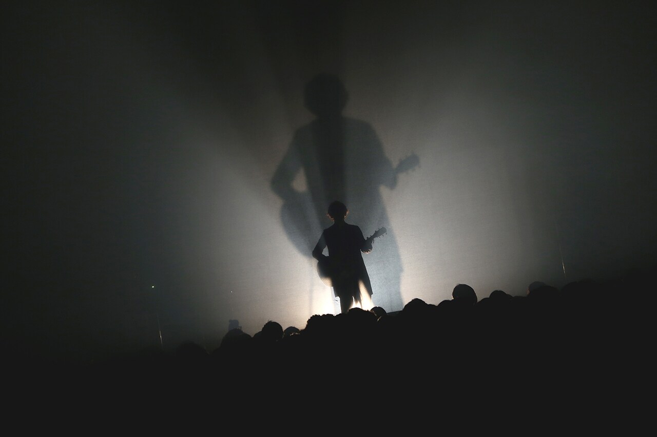 「明日晴れるさ」を歌い始めた片岡健太（Vo, G）。（撮影：後藤壮太郎）