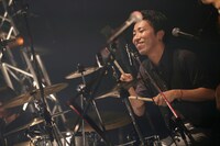 荒井智之（Dr）（撮影：後藤壮太郎）