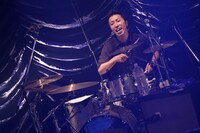 荒井智之（Dr）（撮影：後藤壮太郎）