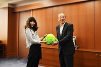 植田真梨恵（左）と久留米市の楢原利則市長（右）。