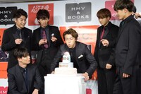 ろうそくの火を吹き消すタカシ（中央）。