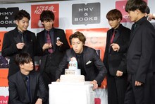 ろうそくの火を吹き消すタカシ（中央）。