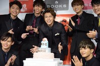 メンバーに祝福されるタカシ（中央）。