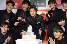 メンバーに祝福されるタカシ（中央）。