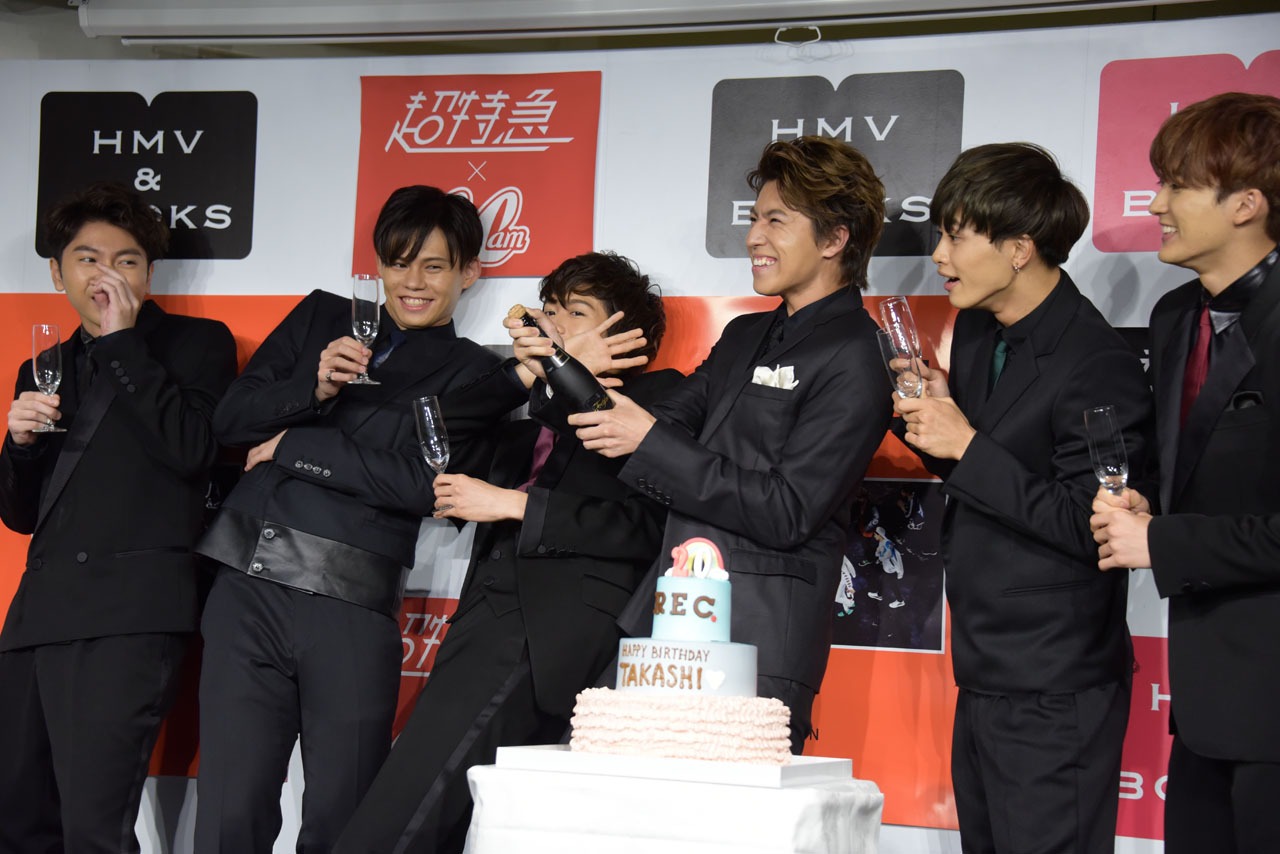 なかなか栓を開けられないタカシ（右から3番目）。