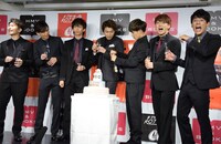 タクヤ（右から3番目）がタカシ（中央）に代わりシャンパンの栓を抜いてしまう。