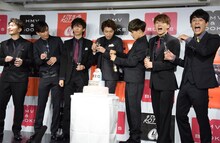 タクヤ（右から3番目）がタカシ（中央）に代わりシャンパンの栓を抜いてしまう。