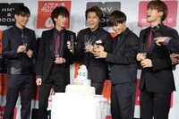 栓を抜いてしまい、苦笑いを浮かべるタクヤ（右から2番目）と、ツッコミを入れるメンバー。