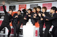 タカシ（中央）がシャンパンの栓を抜いたかのように偽装する超特急。