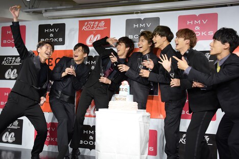 タカシ（中央）がシャンパンの栓を抜いたかのように偽装する超特急。