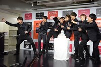 タカシ（中央）がシャンパンの栓を抜いたかのように偽装する超特急。