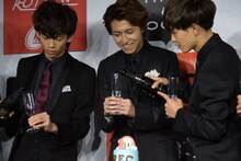 タクヤ（右）にお酌してもらうタカシ（中央）と、手酌するリョウガ（左）。