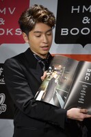 好きなタカシのページを開くコーイチ。