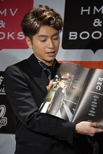 好きなタカシのページを開くコーイチ。