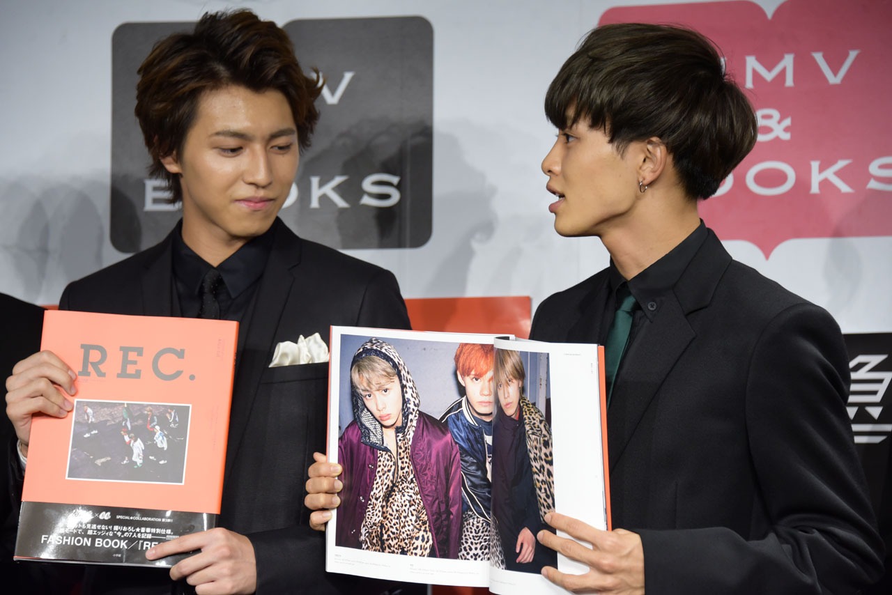 お気に入りのページを開くタクヤ（右）とタカシ（左）。