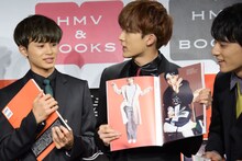 「絶妙な手の角度！」とタカシをほめるユーキ（中央）。