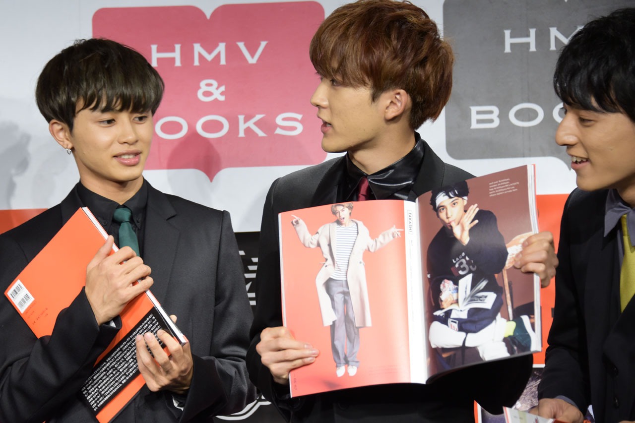 「絶妙な手の角度！」とタカシをほめるユーキ（中央）。