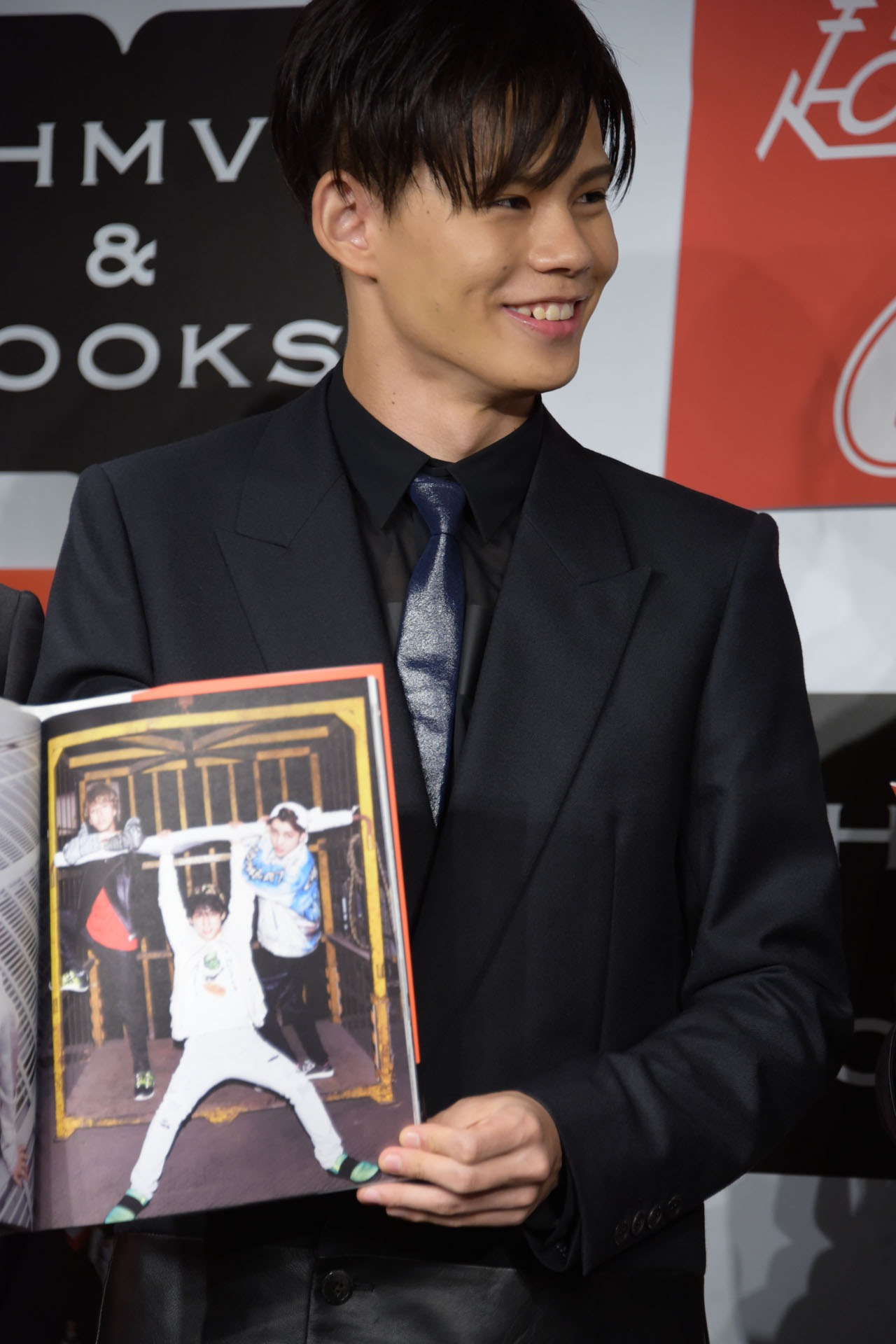 好きなタカシのカットを報道陣に見せるカイ。