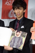 「雑誌の表紙でしょ」とタカシを絶賛するリョウガ。