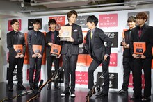 報道陣のムチャぶりを受け、タカシ（中央）ににじり寄るユースケ（右から3番目）。