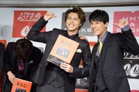 ギャグの最後に“やでポーズ”を決めるタカシとユースケ。