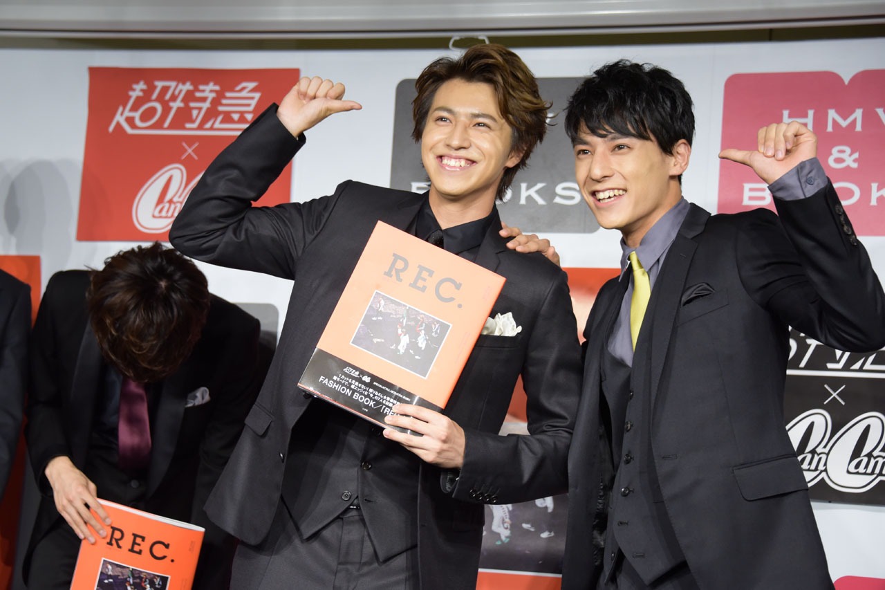 ギャグの最後に“やでポーズ”を決めるタカシとユースケ。