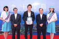 9月に行われた「佐世保観光名誉大使就任式」に出席したEXILE TAKAHIRO（中央）。（写真提供：LDH）