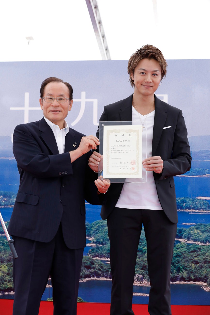朝長則男佐世保市長とTAKAHIRO。（写真提供：LDH）