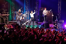 藤井フミヤ「FUMIYA FUJII CONCERT TOUR 2016 大人ロック」東京・東京国際フォーラム ホールA公演の様子。（撮影：白岡直子）