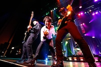 藤井フミヤ「FUMIYA FUJII CONCERT TOUR 2016 大人ロック」東京・東京国際フォーラム ホールA公演の様子。（撮影：白岡直子）