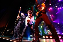 藤井フミヤ「FUMIYA FUJII CONCERT TOUR 2016 大人ロック」東京・東京国際フォーラム ホールA公演の様子。（撮影：白岡直子）