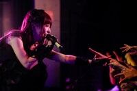 黒崎真音「Beautiful Resistance」ツアー初日公演の様子。（写真提供：NBCユニバーサルエンターテイメント）