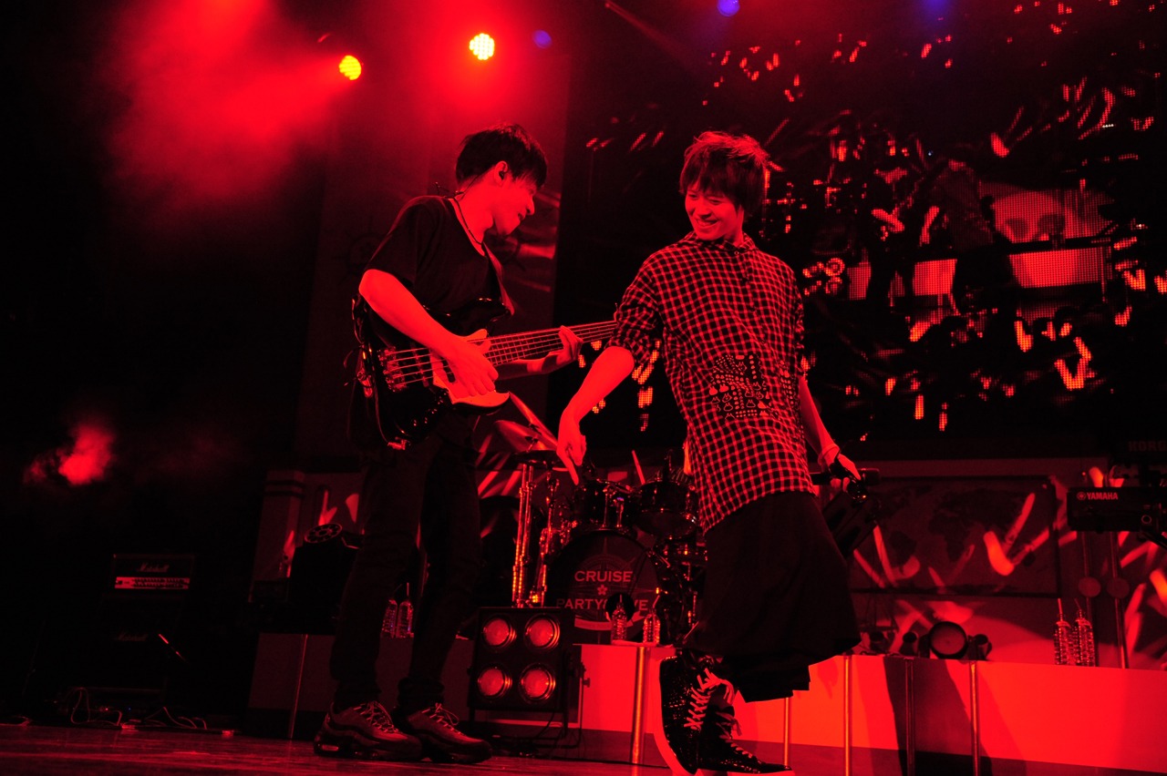人気画像6位は「浦島坂田船、涙も見せた『SUMMER TOUR』最終公演」より、となりの坂田。（写真提供：EXIT TUNES）