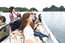 陸の孤島を目指し船に乗船するアップアップガールズ（仮）。