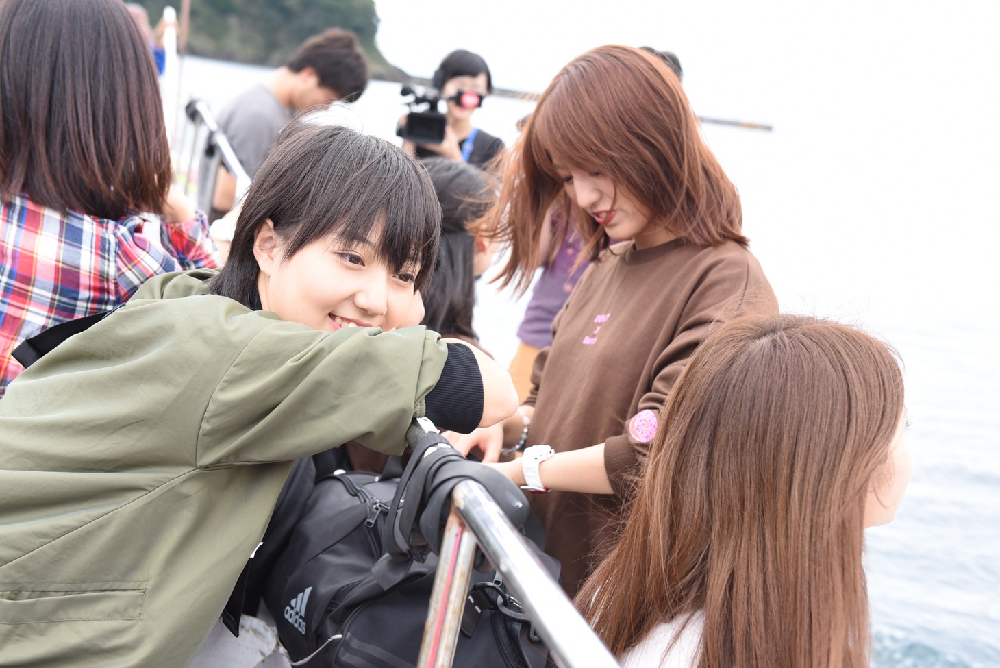 陸の孤島を目指し船に乗船するアップアップガールズ（仮）。