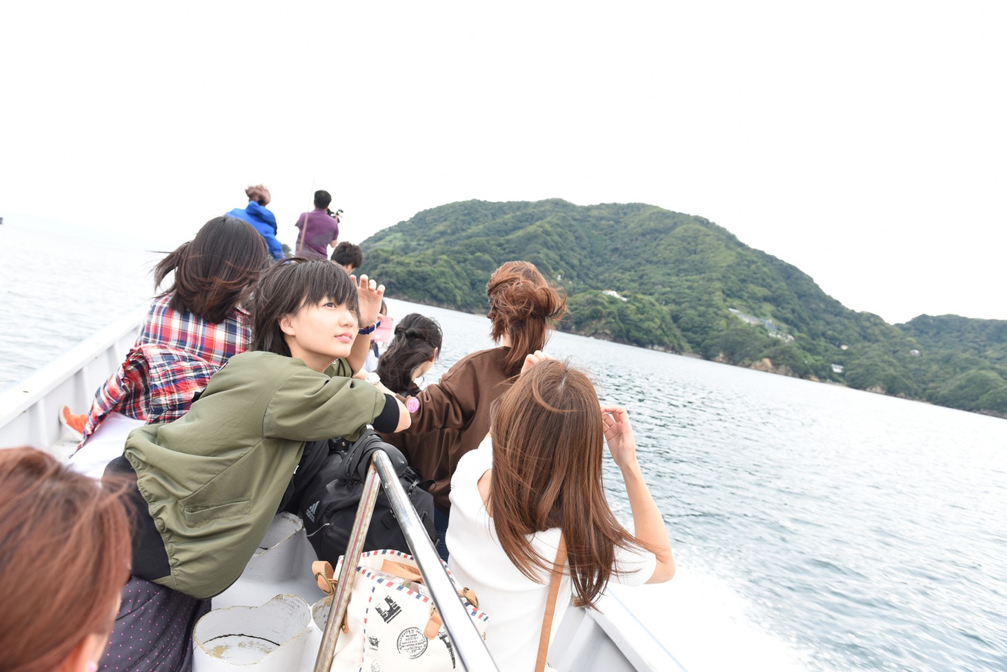 陸の孤島を目指し船に乗船するアップアップガールズ（仮）。