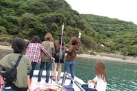 陸の孤島を目指し船に乗船するアップアップガールズ（仮）。