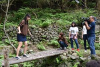 丸太の橋を渡る佐保明梨。