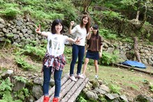 丸太の橋を渡る仙石みなみ、森咲樹。