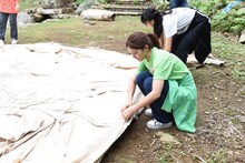 テントを設営する森咲樹。