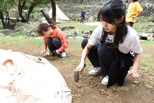 テントを設営する佐保明梨。
