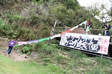 ステージを装飾する佐藤綾乃、古川小夏。