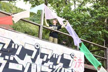 ステージを装飾する古川小夏。